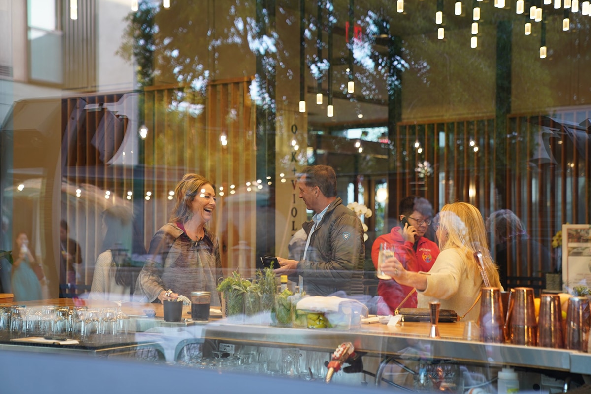 bar-with-people bar-with-people